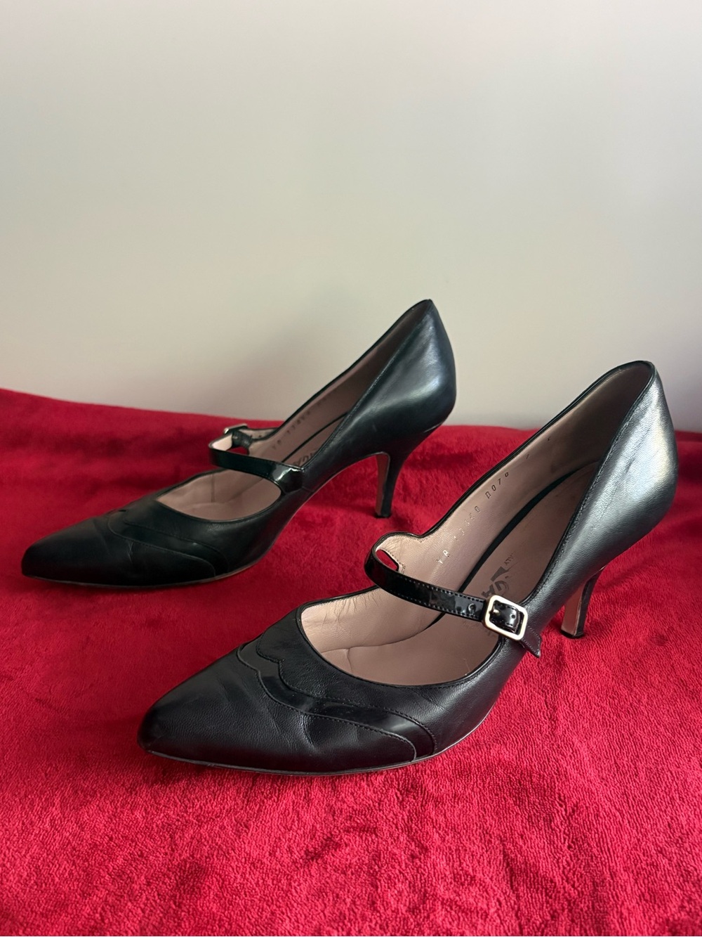 Salvatore Ferragamo black leather Mary Jane Pumps Size 7